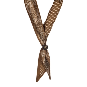 Dettaglio di sciarpa in seta marrone con motivo paisley e cursore decorativo floreale dorato