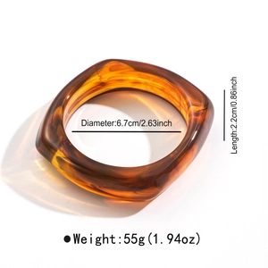 Détail du bracelet en résine ambrée montrant les dimensions 6,7cm de diamètre et 2,2cm de large
