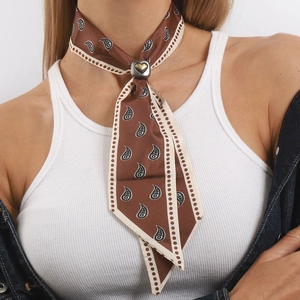 Sciarpa vintage in seta con stampa paisley e fibbia a cuore d'argento per donna