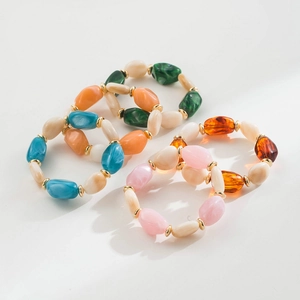 Detalle de pulseras de cuentas de resina de colores con separadores dorados de moda