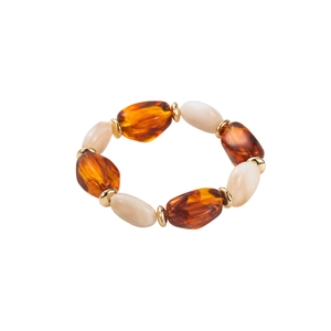 Detalle de cuentas de resina ámbar y mármol con espaciadores dorados en la pulsera
