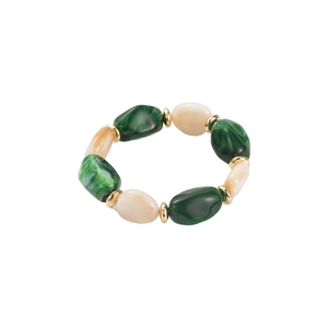 Detalle de pulsera de cuentas de resina coloridas con textura de mármol verde y oro