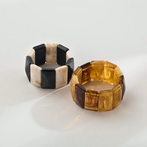 Détail de bracelets en résine épissée avec texture marbrée et design élastique à double rangée