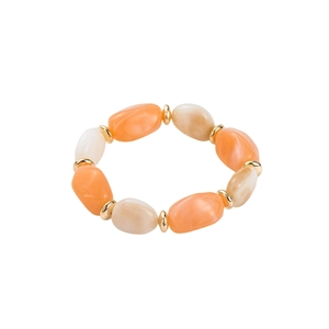 Detalle de pulsera de resina con cuentas texturizadas en color naranja y crema jaspeado