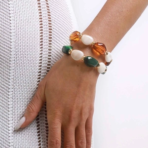 Pulsera minimalista de doble capa de cuentas de resina geométrica con detalles dorados