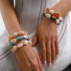 Set de cinco pulseras de cuentas de resina geométrica colorida con detalles dorados