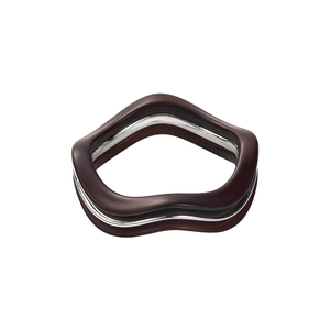Dettaglio del bracciale geometrico irregolare con strati marrone scuro e argento lucido