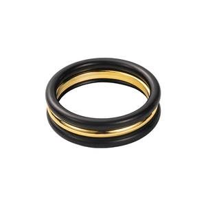 Dettaglio del bracciale geometrico a tre strati con finiture nero opaco e metallo dorato