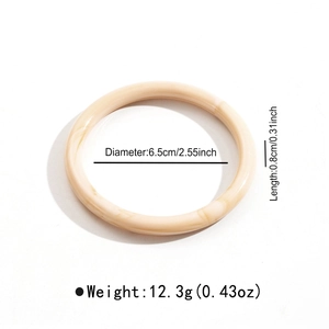 Détails du bracelet en acrylique crème avec texture marbrée et diamètre de 6,5 cm