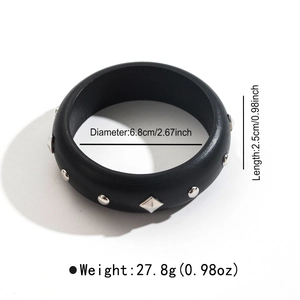 Détail du bracelet jonc noir montrant un diamètre de 6,8 cm et des accents de clous