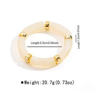 Détail du bracelet élastique en résine crème avec entretoises dorées et dimensions du produit