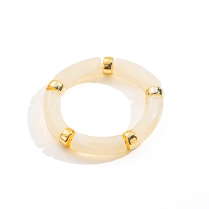 Bracelet élastique minimaliste en résine ivoire avec texture marbre et accents dorés