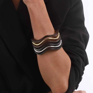 Set di cinque bracciali rigidi ondulati in marrone, oro e argento per uno stile a strati