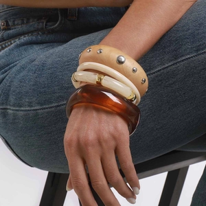 Ensemble de bracelets rétro en résine et bois avec détails métalliques et ambre