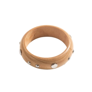 Bracelet jonc vintage en bois clair avec rivets métalliques et texture de grain naturel
