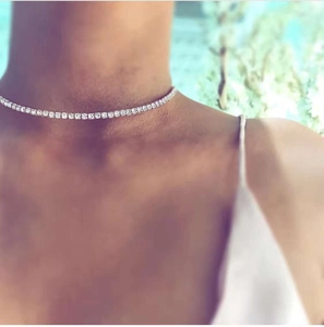 Nahaufnahme einer funkelnden Tennis-Choker-Halskette mit Zirkon-Steinen an einem Model