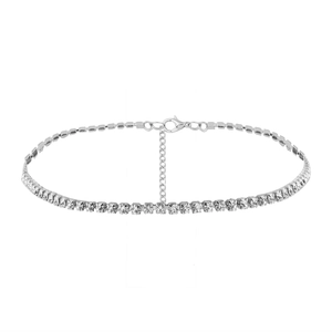 Minimalistisches Strass-Choker mit quadratischen Kristallen auf weißem Hintergrund