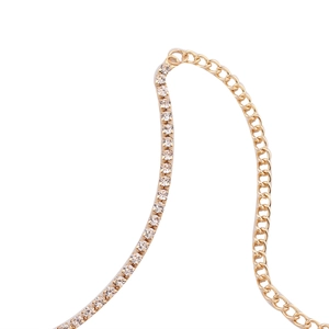 Detail einer goldenen Choker-Halskette mit einer Reihe pavégefasster weißer Zirkoniasteine