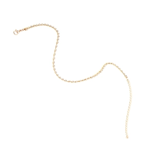 Detail der Goldkette mit funkelndem Zirkon-Besatz und Karabinerverschluss für Damen