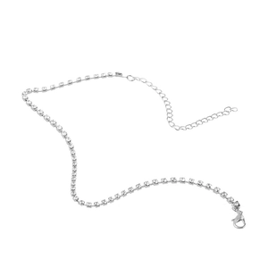 Detail der silbernen Choker-Halskette mit quadratischen Strasssteinen und Karabinerverschluss