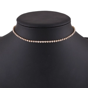 Detail der minimalistischen Gold-Choker-Halskette mit funkelnden Strasssteinen