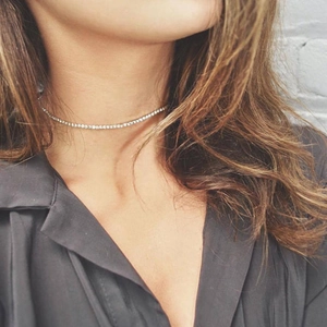 Elegantes silbernes Tennis-Choker-Halsband mit funkelnden Zirkonia-Kristallen für Damen