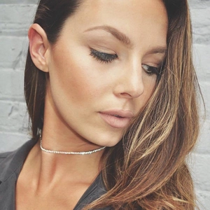 Minimalistische silberne Strass-Choker-Halskette mit funkelnden Kristallen auf einer Tenniskette