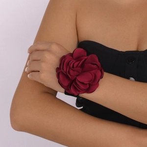 Détail du bracelet rose bordeaux surdimensionné avec pétales de soie multicouches