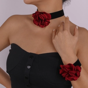 Détail d'un ensemble choker et bracelet en velours avec fleurs en satin bordeaux