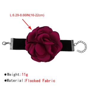 Détail du choker rose en tissu rouge avec bande noire et dimensions de 16-22cm