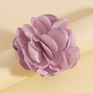 Gros plan détaillé d'une fleur en satin violet multicouche avec une texture soyeuse