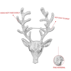Vue détaillée de la broche tête de cerf argentée montrant l'attache et la texture du métal