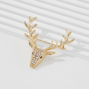 Vue détaillée de la broche tête de cerf dorée avec strass blancs et fermoir à épingle