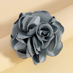 Vue macro d'une fleur en tissu 3D gris foncé pour broches ou accessoires de coiffure