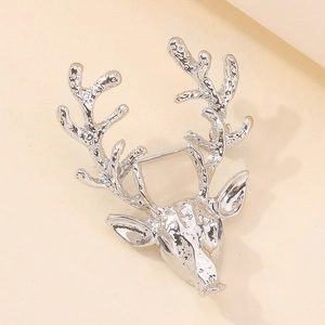 Broche tête de cerf argentée minimaliste avec texture métallique martelée unique