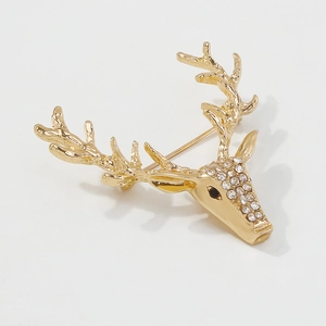 Vue détaillée de la broche tête de cerf dorée sertie de strass brillants et fins
