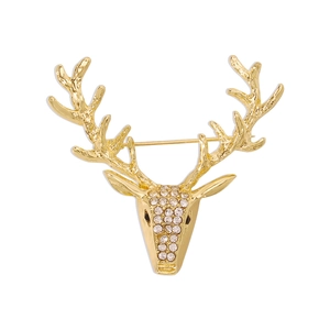 Vue détaillée d'une broche tête de cerf dorée avec strass scintillants et épingle en métal