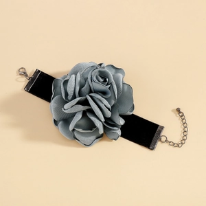 Détail de la rose en tissu bleu-gris sur choker en velours noir avec fermoir argenté