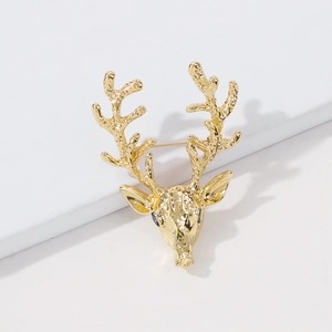 Gros plan détaillé d'une broche tête de cerf dorée avec finition texturée sur un support