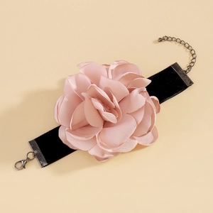 Gros plan d'un choker élégant avec fleur en satin rose et ruban en velours noir