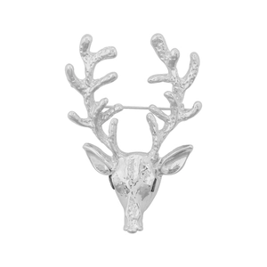 Détail d'une broche tête de cerf argentée avec une finition martelée texturée élégante