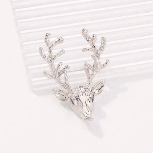 Broche tête de renne géométrique argentée polie pour femme avec design de bois 3D détaillé