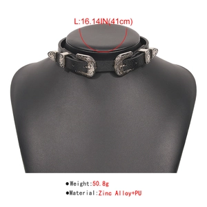 Dettaglio choker in pelle PU nera con doppie fibbie incise in lega di zinco vintage