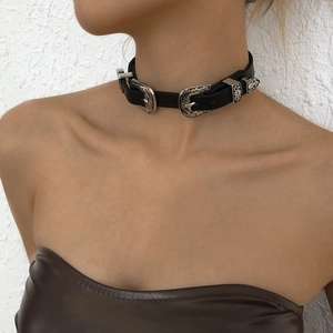 Dettaglio del choker in pelle nera con tre fibbie in metallo argentato inciso vintage