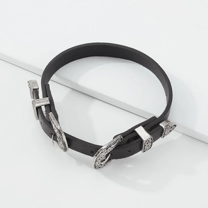 Vista dettagliata del choker in pelle nera con fibbie in metallo argentato vintage e incisioni