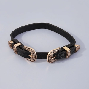 Choker vintage in pelle nera con fibbie floreali in bronzo incise in vista piatta moda