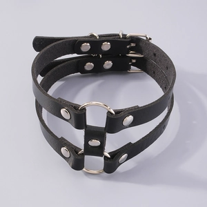 Gothic zwart leren beenring met dubbele zilveren O-ringen en punk metalen klinknagels
