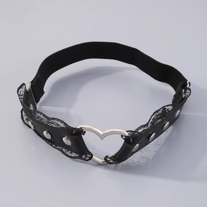 Détail d'un anneau punk en cuir noir avec dentelle et rivets argentés sur élastique
