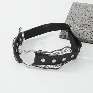 Détail de la chaîne de jambe en cuir gothique avec dentelle, rivets et anneau en cœur