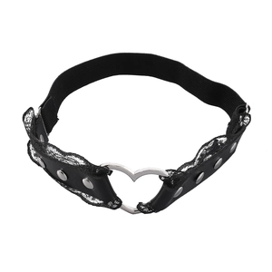 Jarretière en cuir noir avec cœur en métal, dentelle et clous sur fond blanc